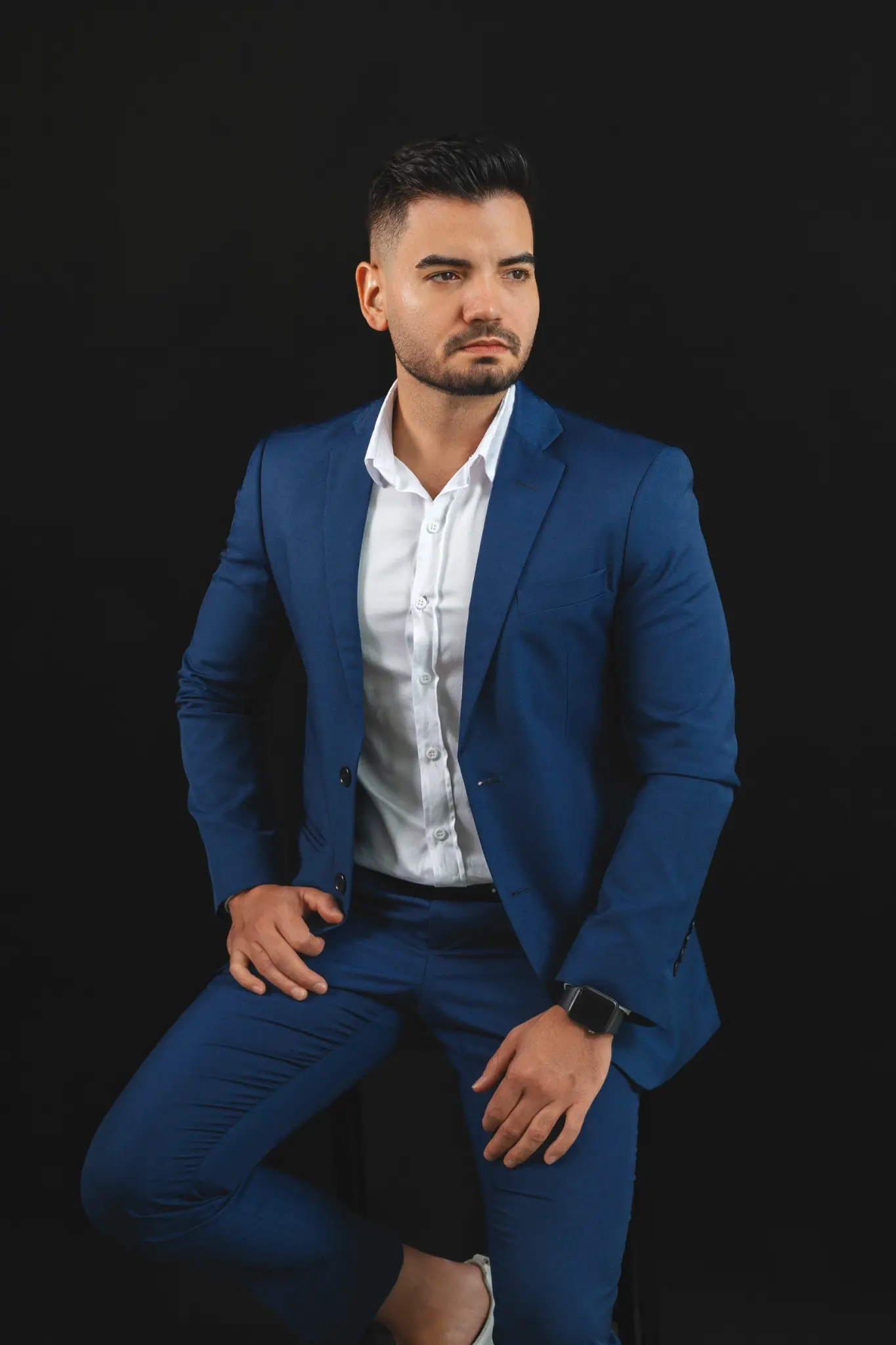 Dr. José Enrique em traje social azul