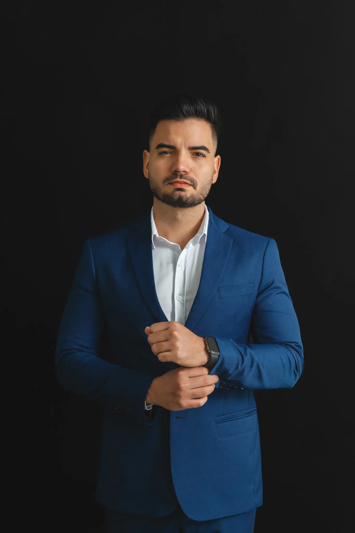 Dr. José Enrique em traje social azul